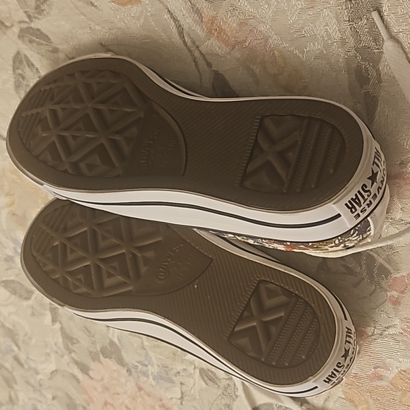 Near perfect Converse sneakers - Picture 3 of 4